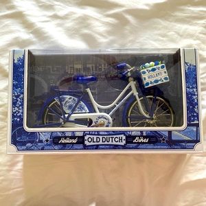 BICYCLE DELFT BLUE - MINIATURE 23 X 13 CM souvenir bike from Holland.